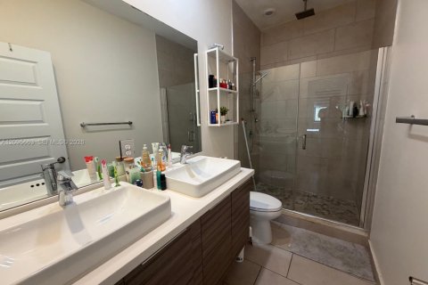 Townhouse in Miami Lakes, Florida 4 bedrooms, 177.26 sq.m. № 2384503 - photo 27