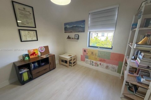 Townhouse in Miami Lakes, Florida 4 bedrooms, 177.26 sq.m. № 2384503 - photo 30