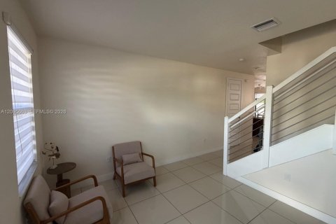 Townhouse in Miami Lakes, Florida 4 bedrooms, 177.26 sq.m. № 2384503 - photo 13