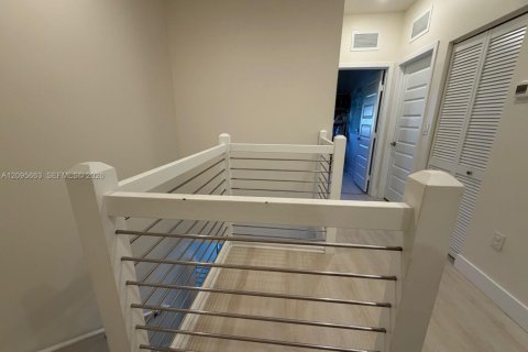 Townhouse in Miami Lakes, Florida 4 bedrooms, 177.26 sq.m. № 2384503 - photo 21
