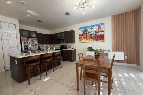 Townhouse in Miami Lakes, Florida 4 bedrooms, 177.26 sq.m. № 2384503 - photo 10