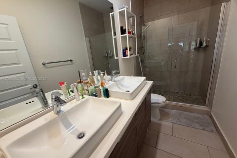 Townhouse in Miami Lakes, Florida 4 bedrooms, 177.26 sq.m. № 2384503 - photo 29