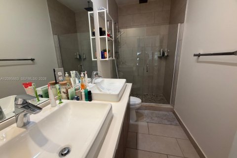 Townhouse in Miami Lakes, Florida 4 bedrooms, 177.26 sq.m. № 2384503 - photo 28