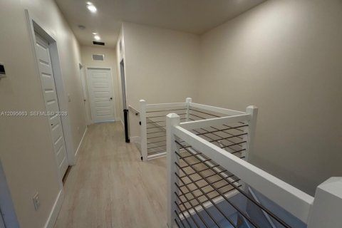 Townhouse in Miami Lakes, Florida 4 bedrooms, 177.26 sq.m. № 2384503 - photo 22