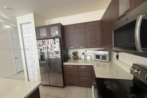 Townhouse in Miami Lakes, Florida 4 bedrooms, 177.26 sq.m. № 2384503 - photo 11