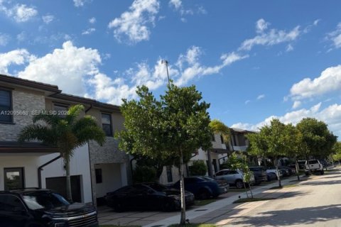 Townhouse in Miami Lakes, Florida 4 bedrooms, 177.26 sq.m. № 2384503 - photo 2