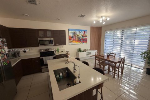 Townhouse in Miami Lakes, Florida 4 bedrooms, 177.26 sq.m. № 2384503 - photo 12