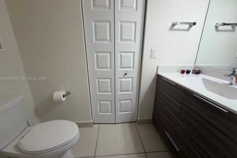 Townhouse in Miami Lakes, Florida 4 bedrooms, 177.26 sq.m. № 2384503 - photo 18