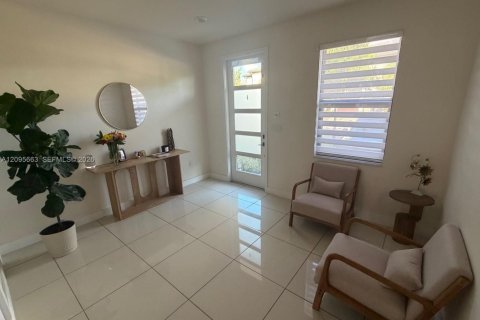 Townhouse in Miami Lakes, Florida 4 bedrooms, 177.26 sq.m. № 2384503 - photo 4