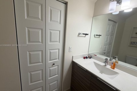 Townhouse in Miami Lakes, Florida 4 bedrooms, 177.26 sq.m. № 2384503 - photo 16