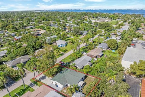 House in Fort Myers, Florida 3 bedrooms, 154.68 sq.m. № 1886166 - photo 8