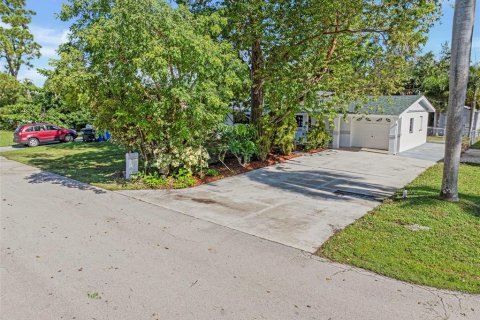 House in Fort Myers, Florida 3 bedrooms, 154.68 sq.m. № 1886166 - photo 10