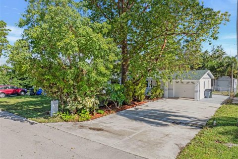 House in Fort Myers, Florida 3 bedrooms, 154.68 sq.m. № 1886166 - photo 3