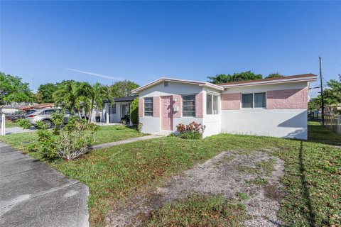 Casa en alquiler en Hallandale Beach, Florida, 2 dormitorios, 93.65 m2 № 2048382 - foto 2