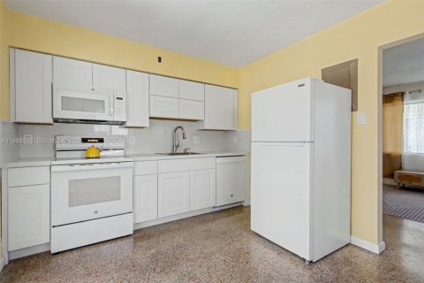 Casa en alquiler en Hallandale Beach, Florida, 2 dormitorios, 93.65 m2 № 2048382 - foto 11
