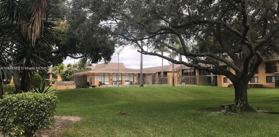 Condominio en Hollywood, Florida, 1 dormitorio № 2076979