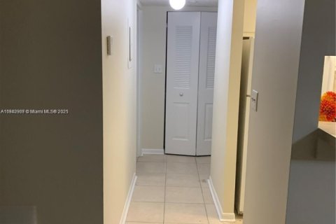 Condominio en venta en Hollywood, Florida, 1 dormitorio, 60.39 m2 № 2076979 - foto 3