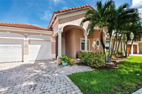 Casa en venta en Miami, Florida, 3 dormitorios, 215.53 m2 № 2381894 - foto 3
