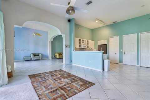 Casa en venta en Miami, Florida, 3 dormitorios, 215.53 m2 № 2381894 - foto 4