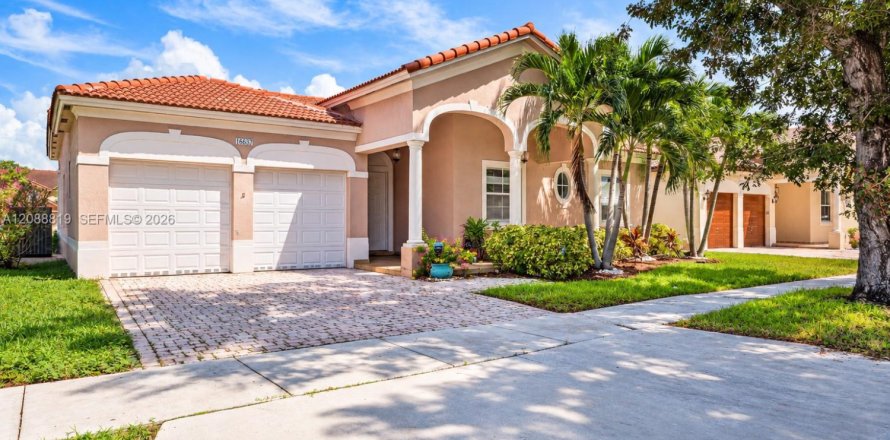 Casa en Miami, Florida 3 dormitorios, 215.53 m2 № 2381894