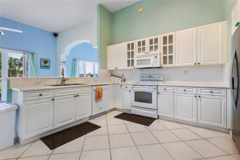 Casa en venta en Miami, Florida, 3 dormitorios, 215.53 m2 № 2381894 - foto 15