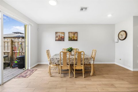 Townhouse in Homestead, Florida 3 bedrooms, 120.96 sq.m. № 1888739 - photo 14