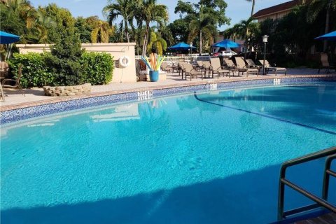 Condo in Oakland Park, Florida, 1 bedroom  № 882396 - photo 1