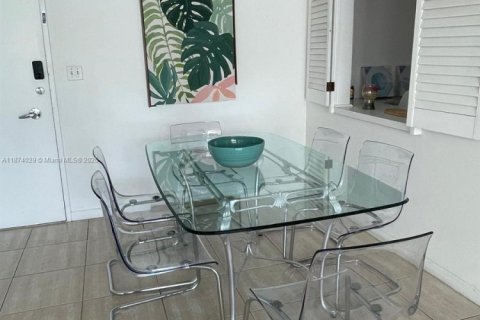 Condo in Miami Beach, Florida, 2 bedrooms  № 2016283 - photo 4