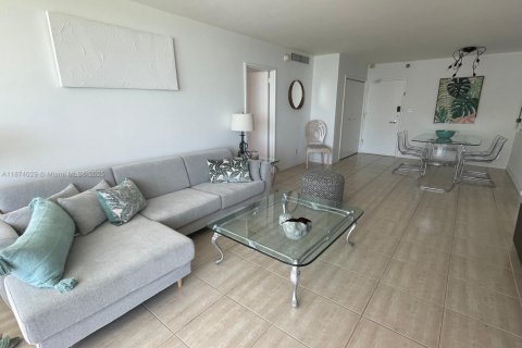 Condo in Miami Beach, Florida, 2 bedrooms  № 2016283 - photo 5