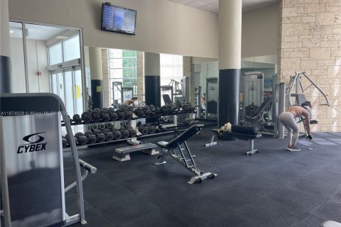 Condo in Miami Beach, Florida, 2 bedrooms  № 2016283 - photo 15