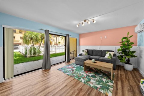 Condo in Indian Rocks Beach, Florida, 2 bedrooms  № 1907528 - photo 15