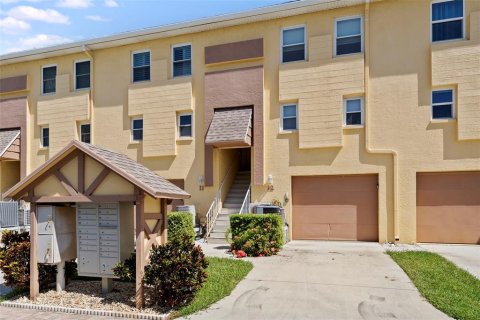 Condo in Indian Rocks Beach, Florida, 2 bedrooms  № 1907528 - photo 1