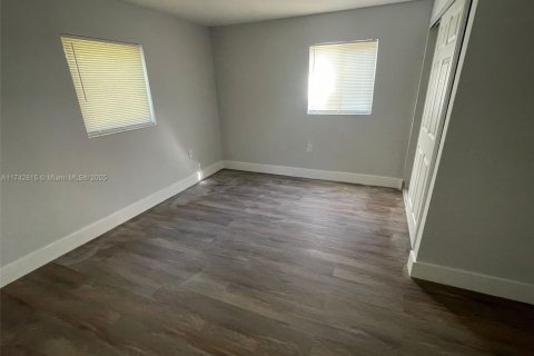 House in Lauderhill, Florida 4 bedrooms, 183.2 sq.m. № 1706336 - photo 10