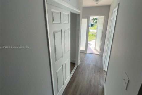 House in Lauderhill, Florida 4 bedrooms, 183.2 sq.m. № 1706336 - photo 8