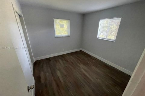 House in Lauderhill, Florida 4 bedrooms, 183.2 sq.m. № 1706336 - photo 5