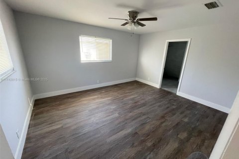 House in Lauderhill, Florida 4 bedrooms, 183.2 sq.m. № 1706336 - photo 15