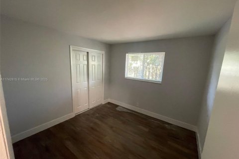 House in Lauderhill, Florida 4 bedrooms, 183.2 sq.m. № 1706336 - photo 6