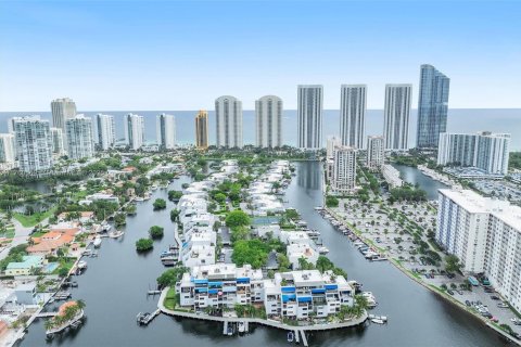 Townhouse in Sunny Isles Beach, Florida 4 bedrooms, 246.19 sq.m. № 1705417 - photo 3