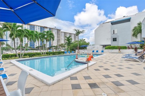 Townhouse in Sunny Isles Beach, Florida 4 bedrooms, 246.19 sq.m. № 1705417 - photo 24