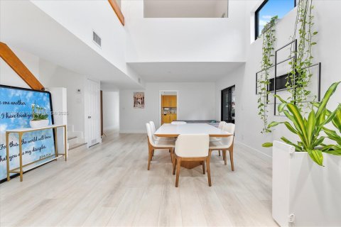 Townhouse in Sunny Isles Beach, Florida 4 bedrooms, 246.19 sq.m. № 1705417 - photo 9