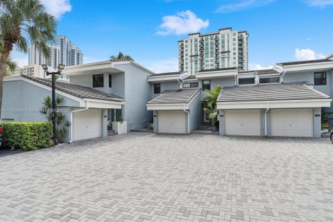 Townhouse in Sunny Isles Beach, Florida 4 bedrooms, 246.19 sq.m. № 1705417 - photo 2
