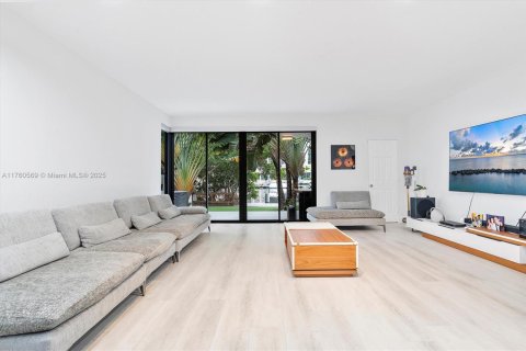 Townhouse in Sunny Isles Beach, Florida 4 bedrooms, 246.19 sq.m. № 1705417 - photo 7
