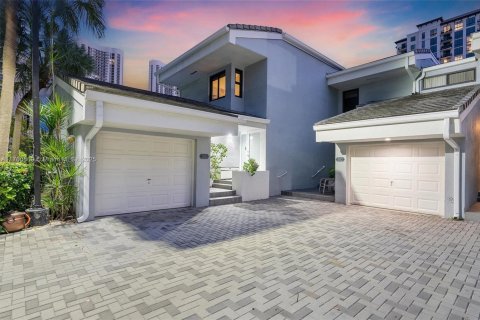 Townhouse in Sunny Isles Beach, Florida 4 bedrooms, 246.19 sq.m. № 1705417 - photo 1