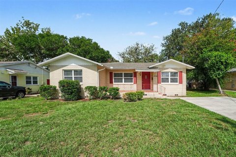 House in Lakeland, Florida 3 bedrooms, 174.01 sq.m. № 2266727
