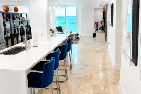 Apartamento en alquiler en Miami, Florida, 2 dormitorios, 127 m2 № 2077392 - foto 12