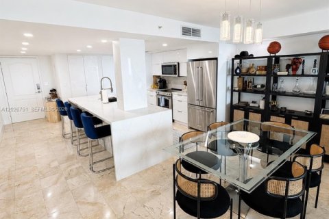 Apartamento en alquiler en Miami, Florida, 2 dormitorios, 127 m2 № 2077392 - foto 14
