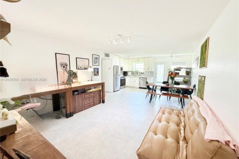 Condo in Hollywood, Florida, 1 bedroom № 2192442 - photo 5