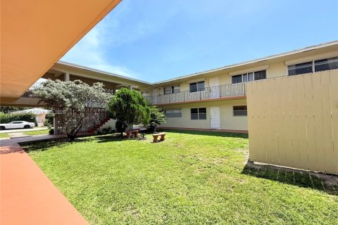 Condo in Hollywood, Florida, 1 bedroom № 2192442 - photo 25