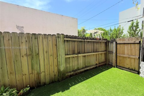 Condo in Hollywood, Florida, 1 bedroom № 2192442 - photo 11