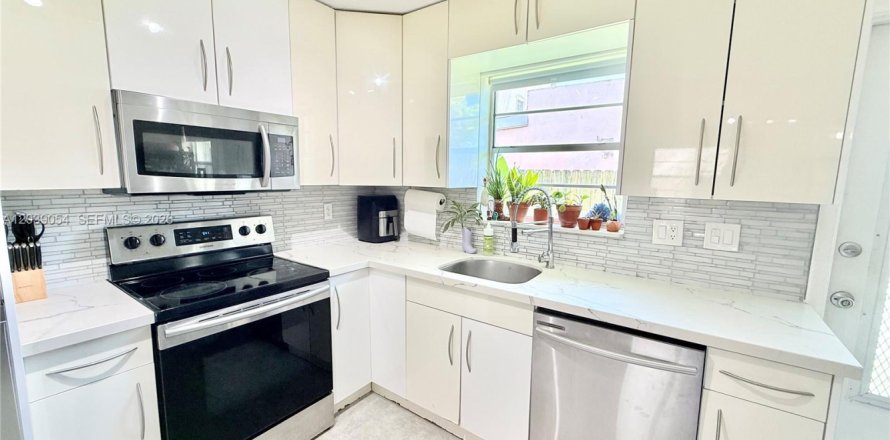 Condo in Hollywood, Florida, 1 bedroom № 2192442